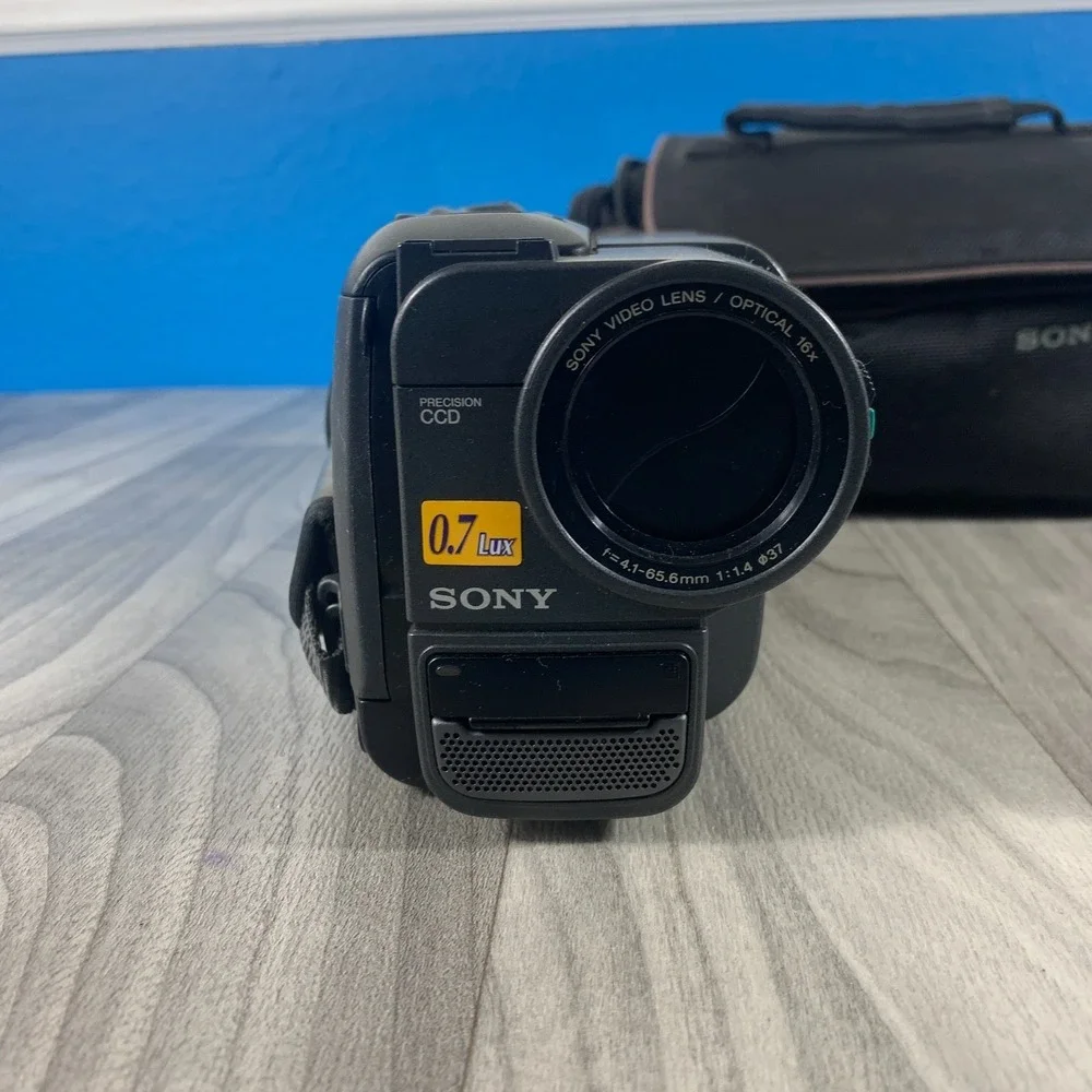 Sony Handycam CCD-TRV215 Vision Video 8 XR Camcorder + Battery Tested & Works